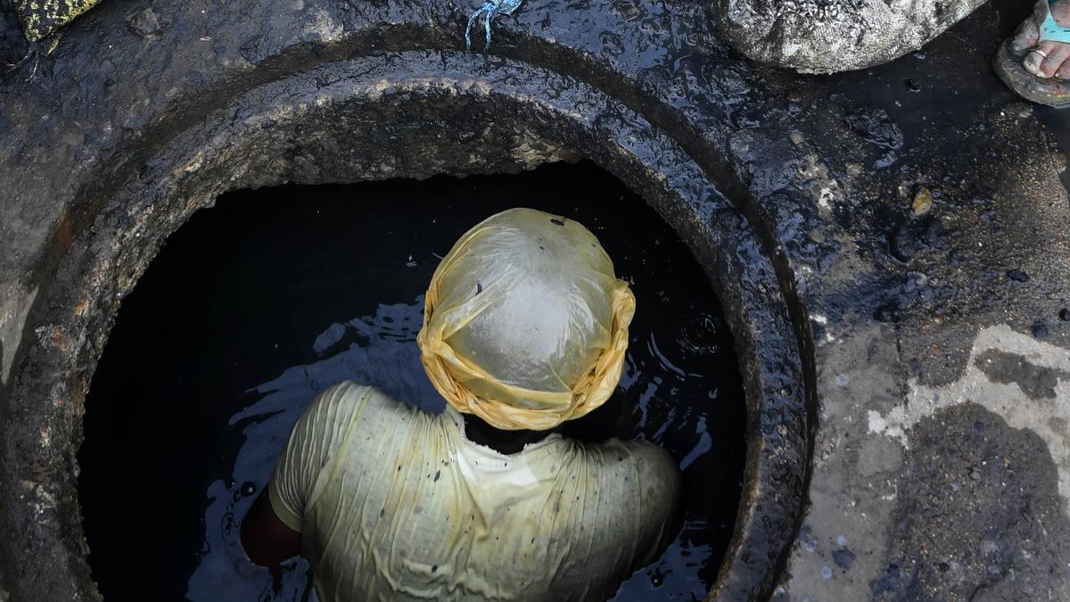 MANUAL_SCAVENGING_WORKER_CLEAN_CORPORATION_STORM_WATER_DRAIN_01
